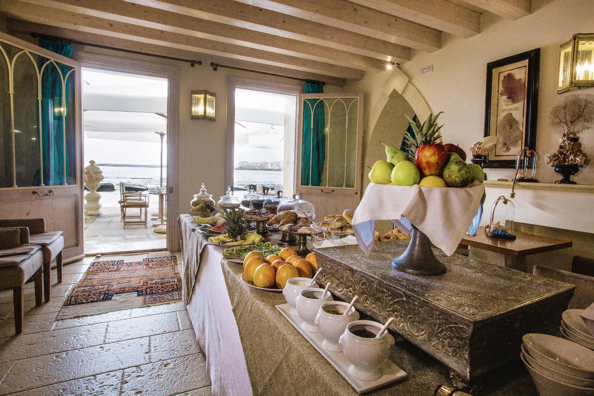 Breakfast room with buffet and sea view