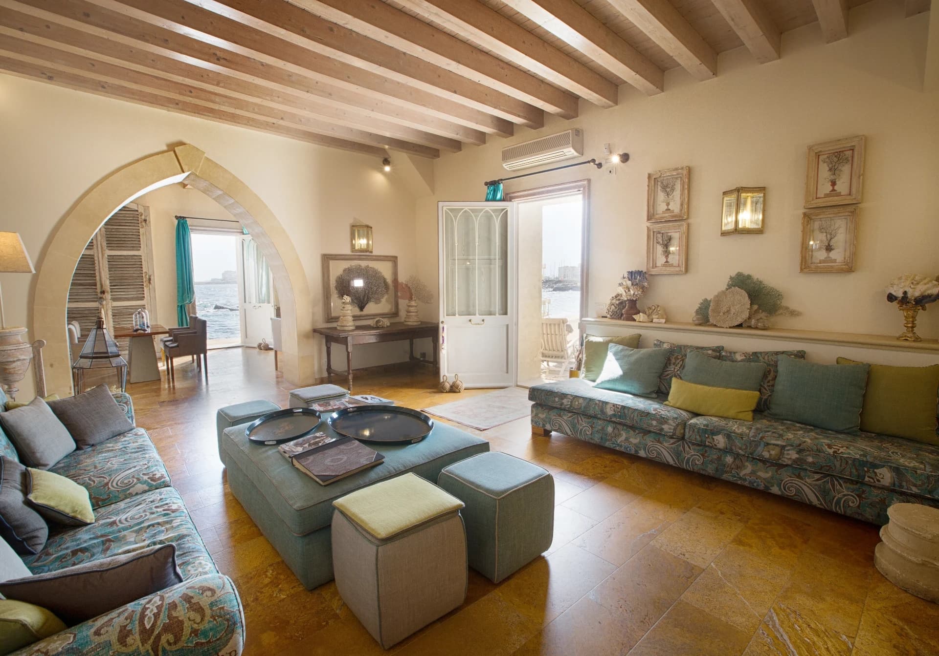 Common lounge with sofas and arches