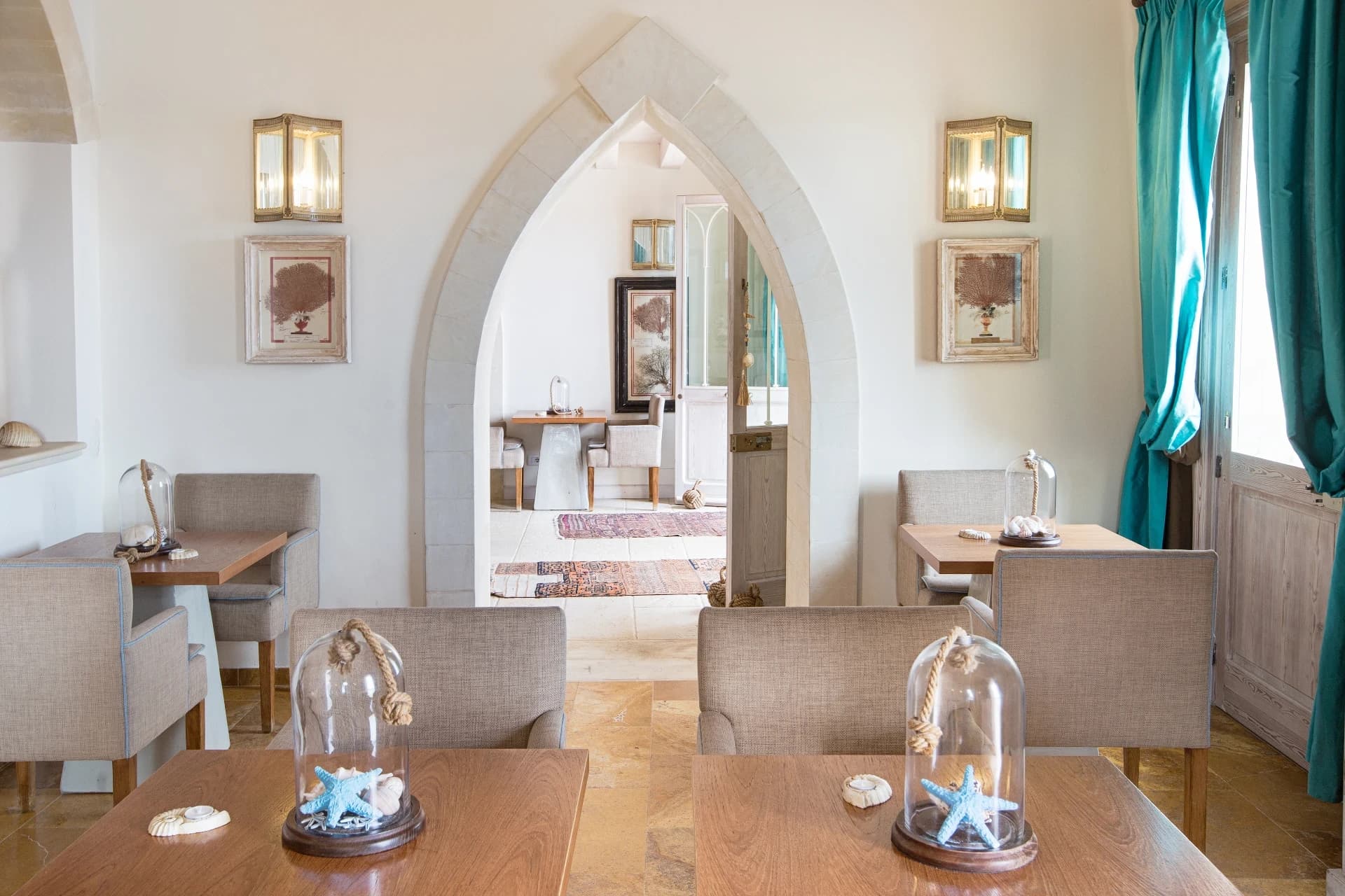 Breakfast room with arches