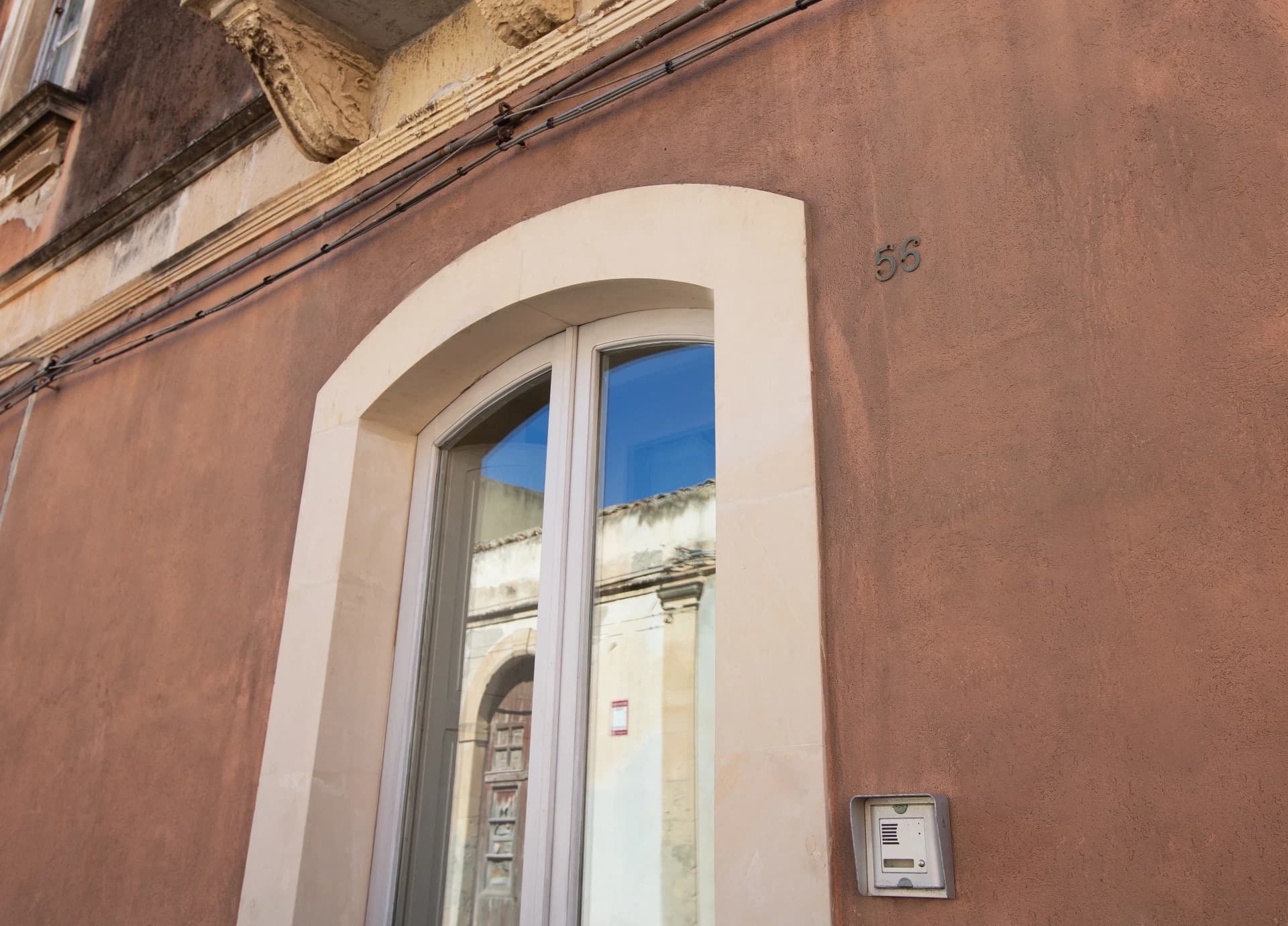 Sea reflected on the façade