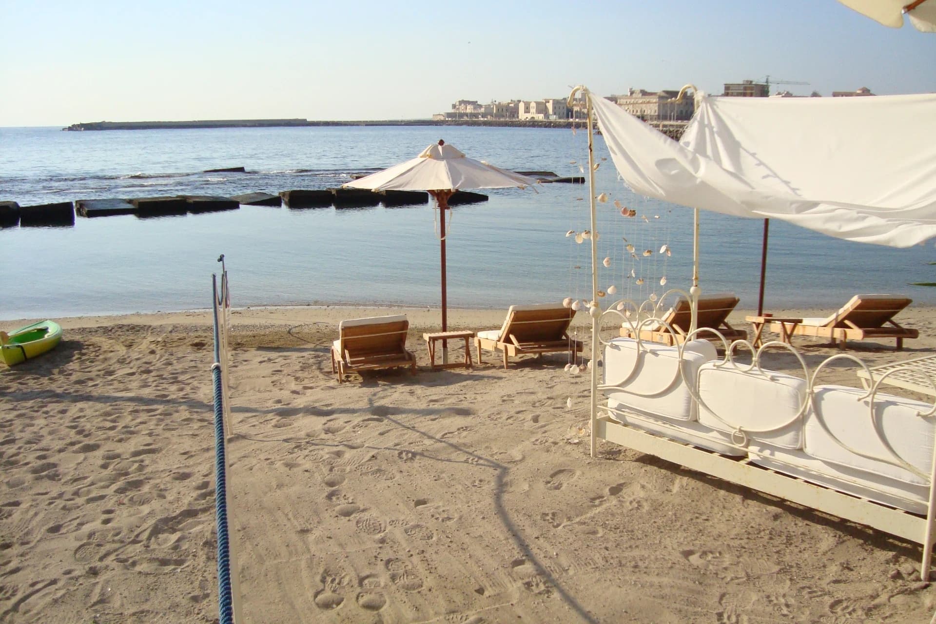 Canopy beds and sunbeds facing the sea
