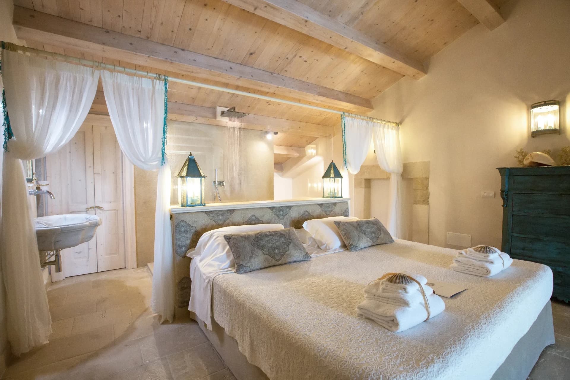 Suite Waves Room — 18
