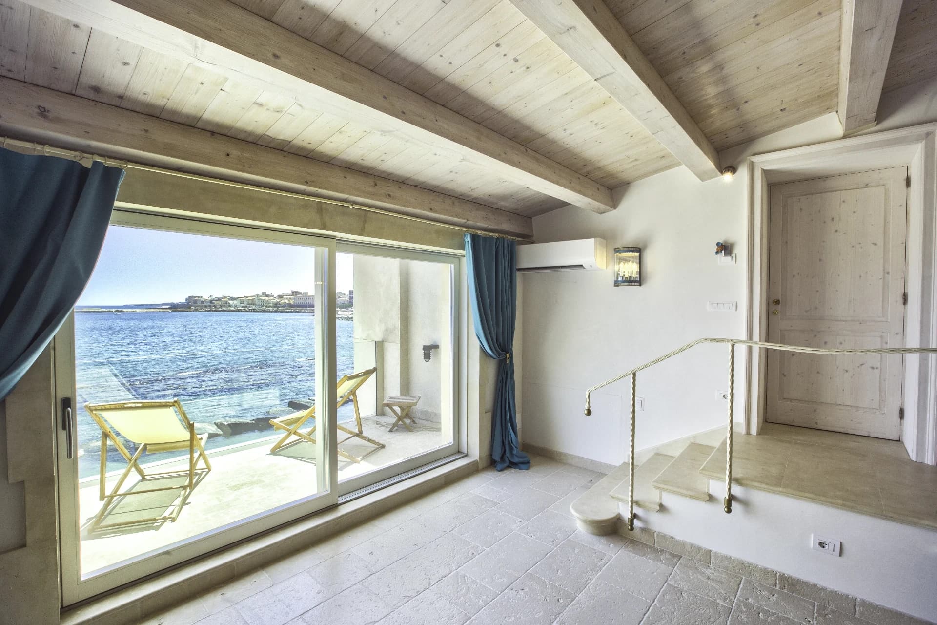 Suite Waves Room — 20