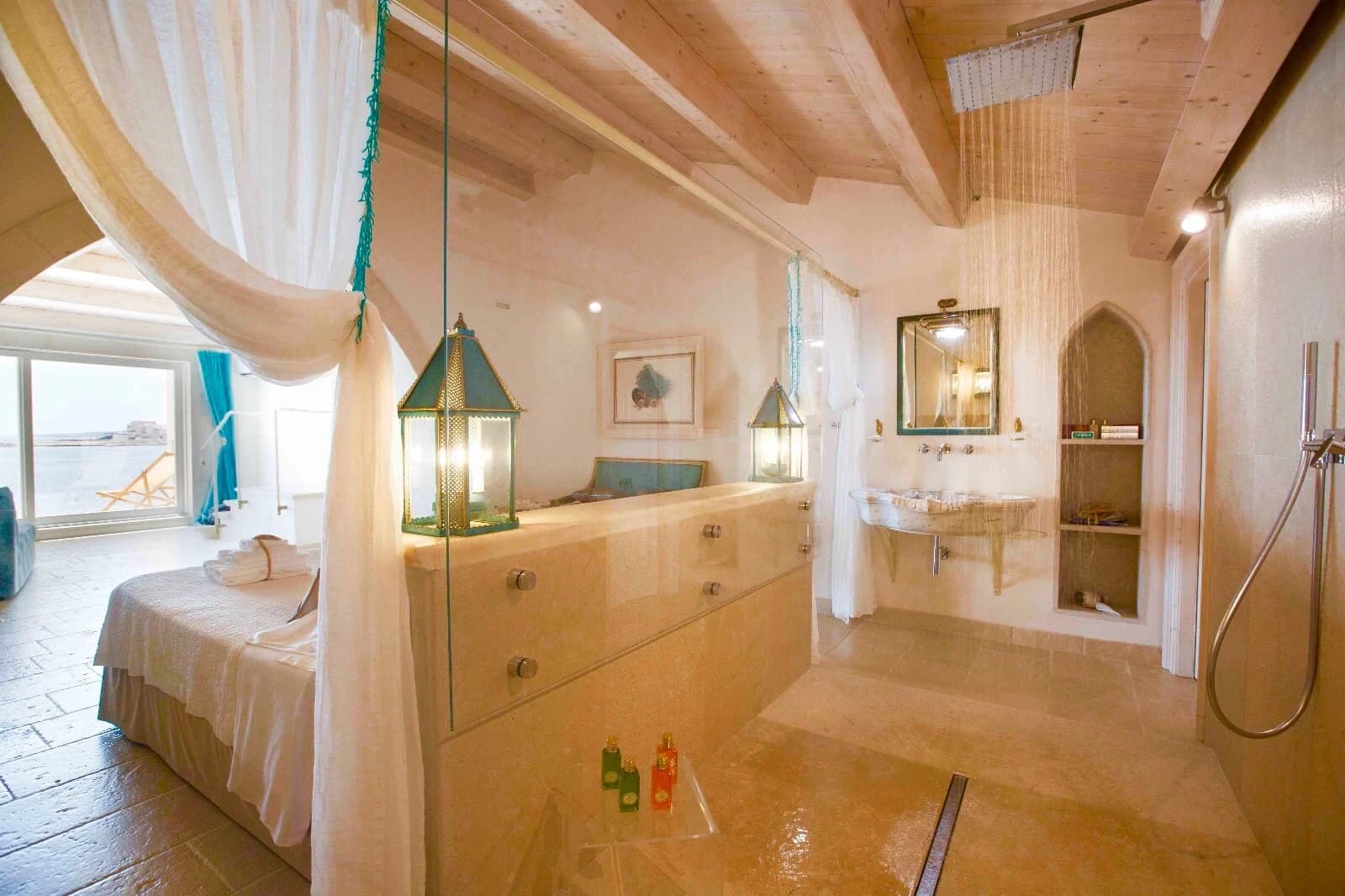 Suite Waves Room — 8