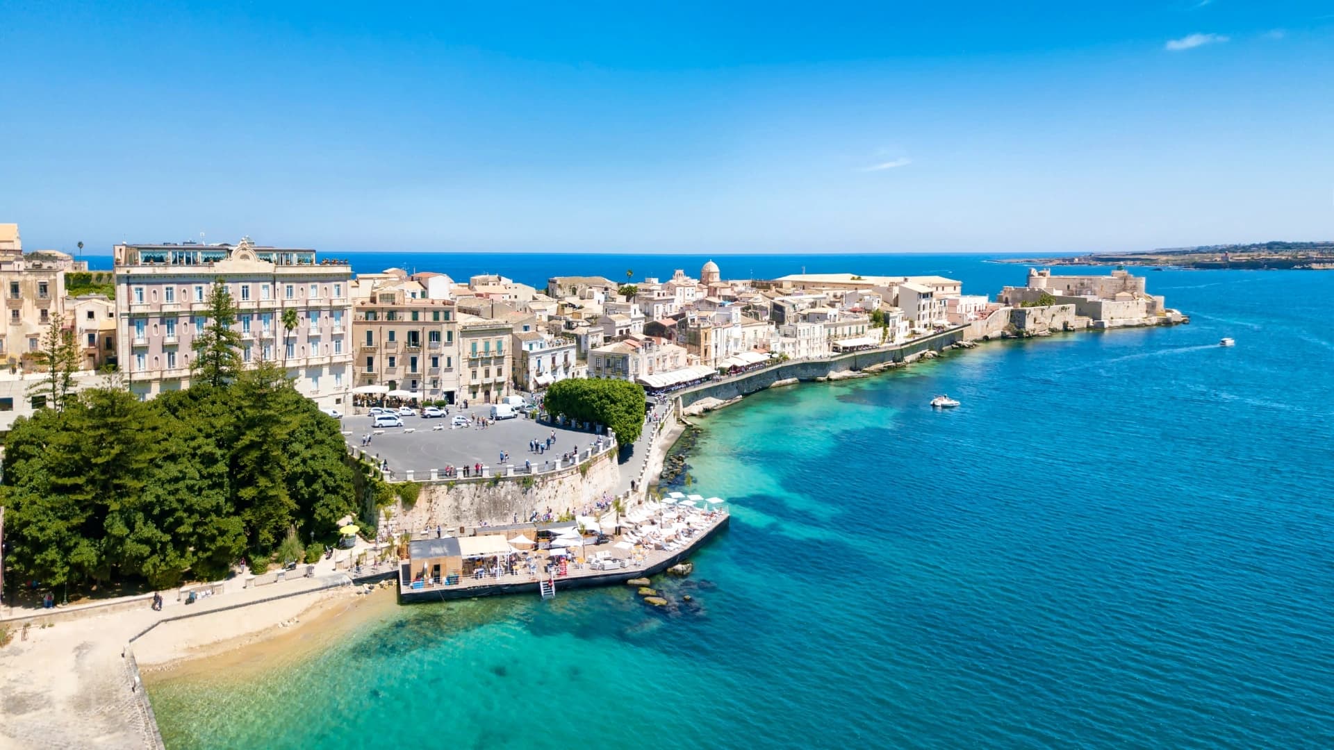5 minutes from Ortigia